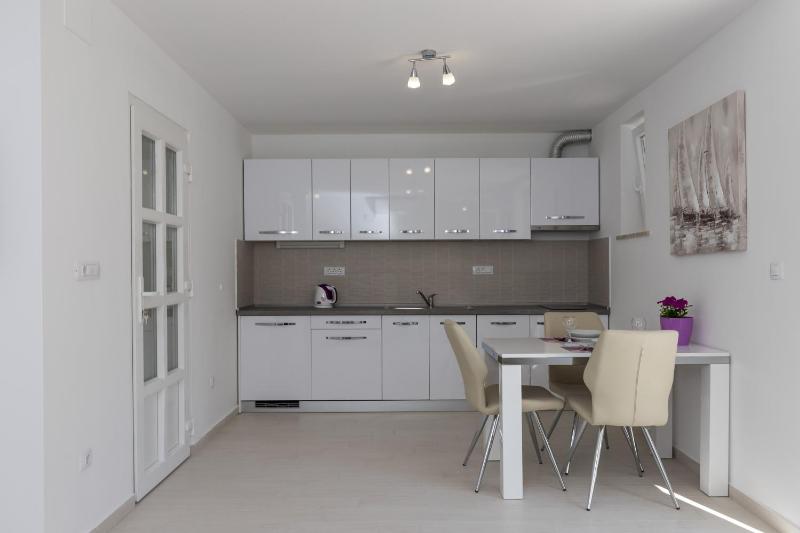 Comfort One Bedroom Apartment image 4