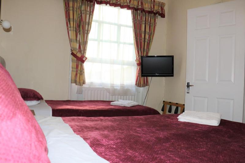 Family Room (5 Adults) image 4