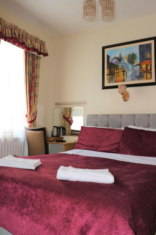 Family Room (5 Adults) image 3