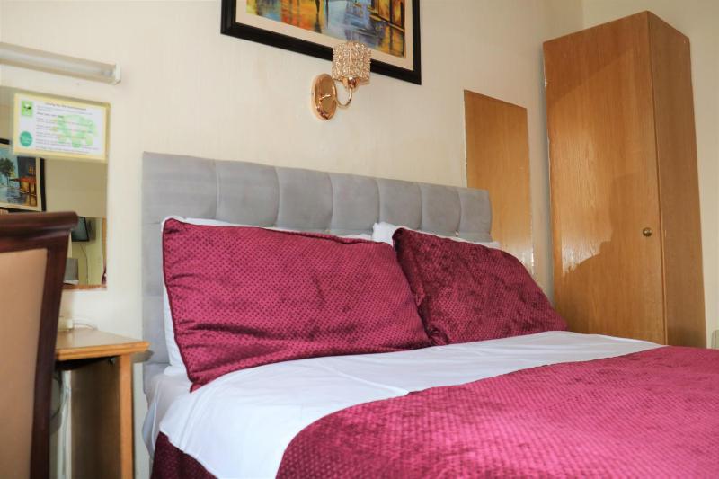 Family Room (5 Adults) image 2