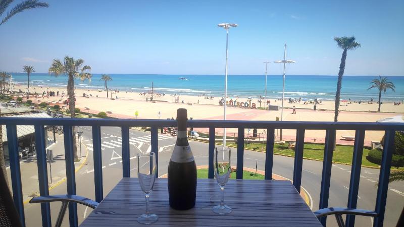 Double Room with Balcony and Sea View image 4