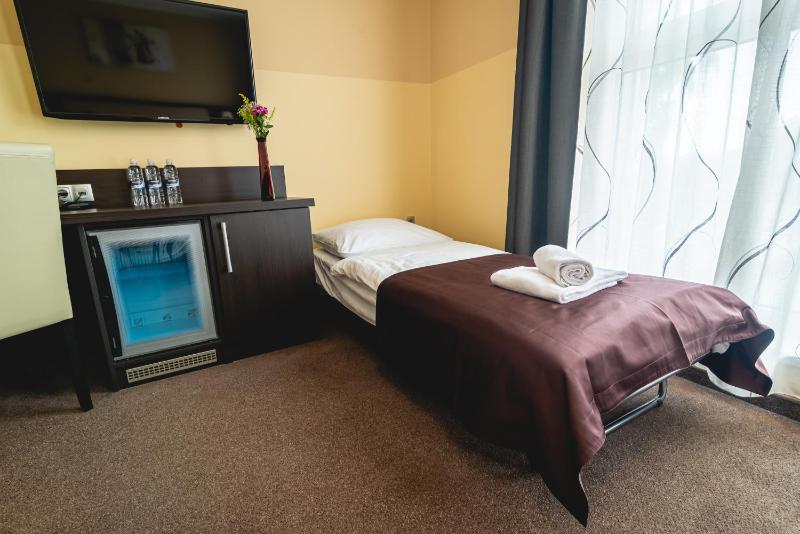 Double Room with Extra Bed image 4