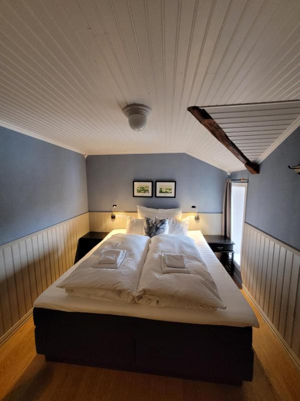 One-Bedroom Apartment with Sleeping Alcove image 3