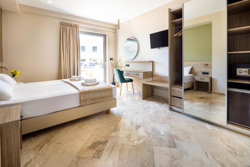 Superior Double Room with Side Sea View image 3