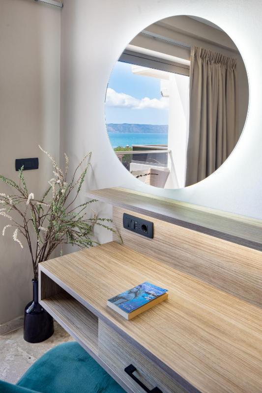 Superior Double Room with Side Sea View image 4