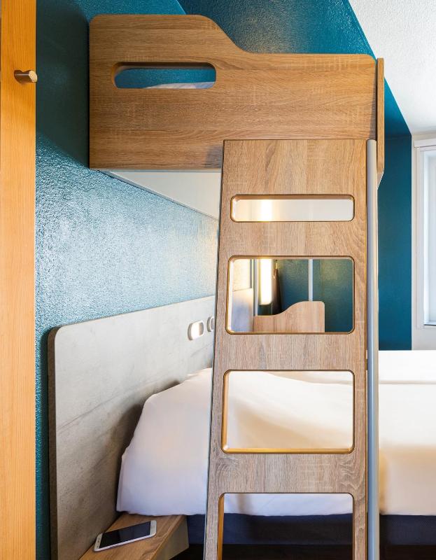 Triple Room with 3 Single Beds image 4