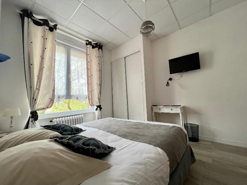 Small Double Room image 4