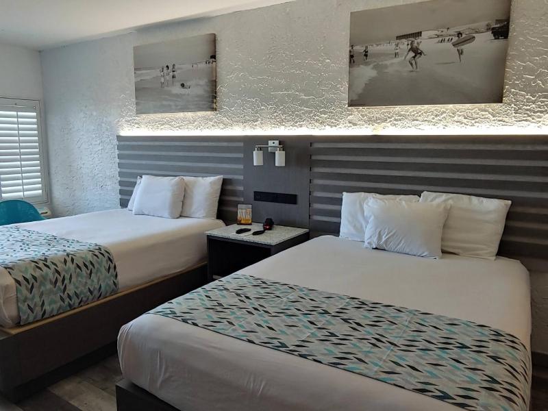 Standard Queen Room with Two Queen Beds and Gulf View (No Resort Fee) image 4