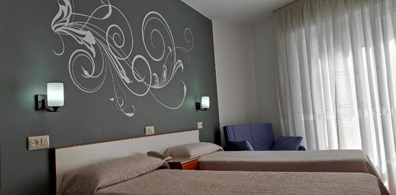 Twin Room with Balcony image 4