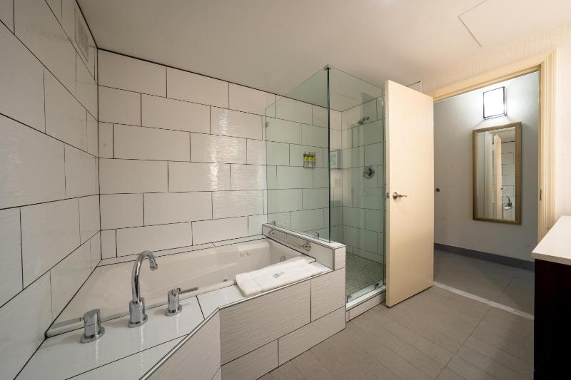 Suite - Non-Smoking image 4