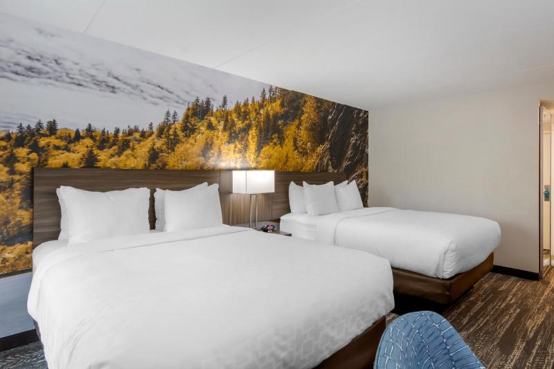 Standard Queen Room with Two Queen Beds - Non Smoking  image 3