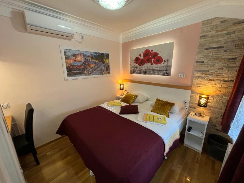 Double Room with Bathroom image 3