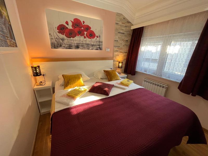 Double Room with Bathroom image 4