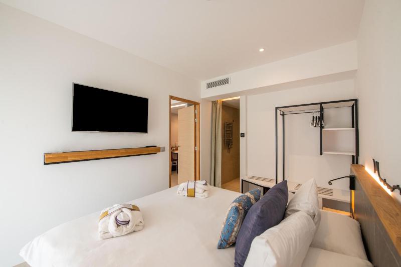 Junior Suite with One Double Bed and Sofa Bed image 3