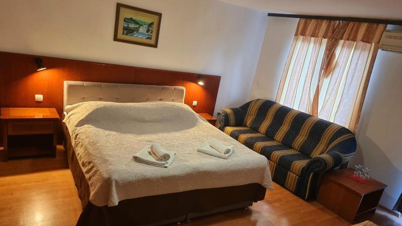 Double Room with Balcony image 3