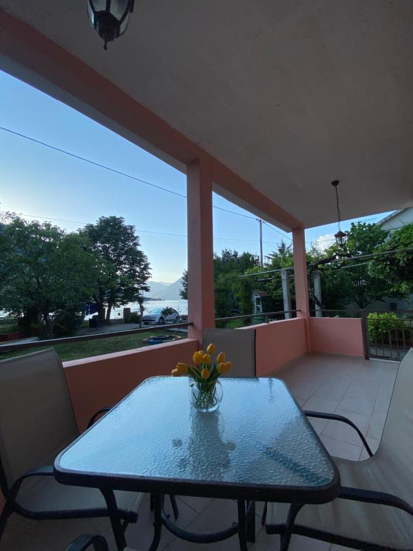 One-Bedroom Apartment with Terrace and Sea View image 3
