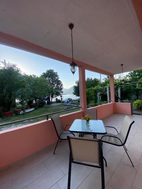 One-Bedroom Apartment with Terrace and Sea View image 4