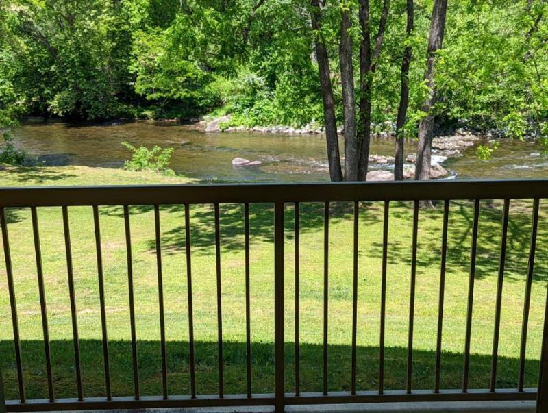 King Suite with River View - Non-Smoking image 4