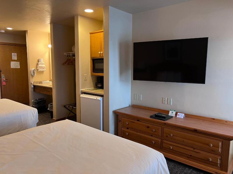 Queen Room with Two Queen Beds image 3