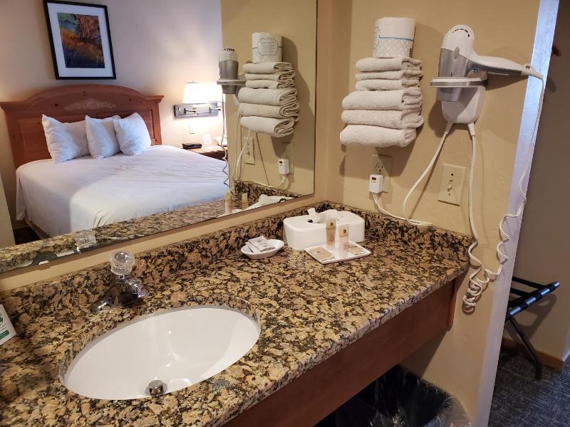 Queen Room with Two Queen Beds image 2