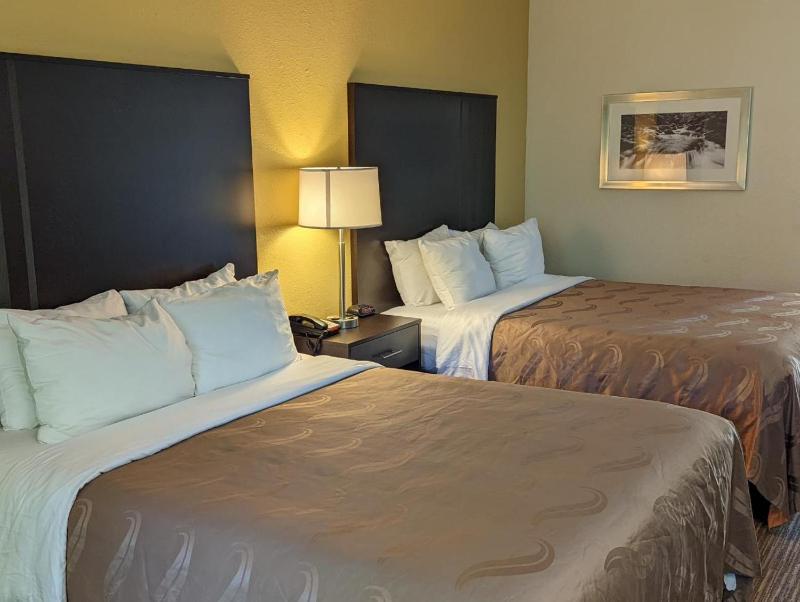 Queen Suite with Two Queen Beds and River View - Non-Smoking image 2