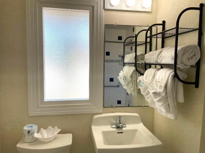 Standard King Room - ADA image 3