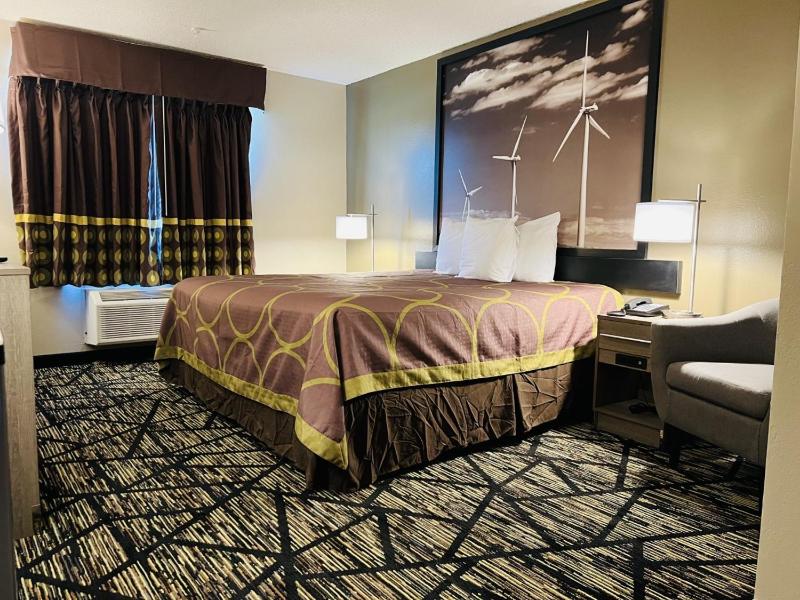 1 King Bed, Mobility Accessible Room, Bathtub w/ Grab Bars, Non-Smoking image 2