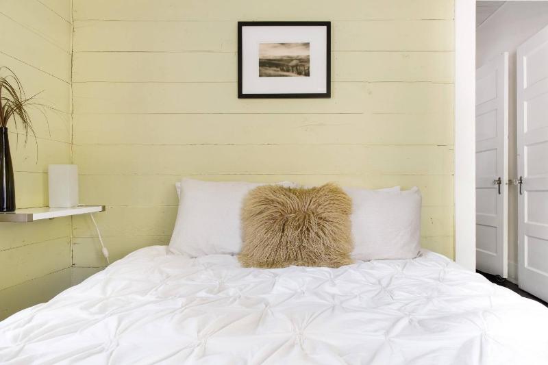Peaceful Bungalow with Fenced Yard near Shops and Cafes - image 2