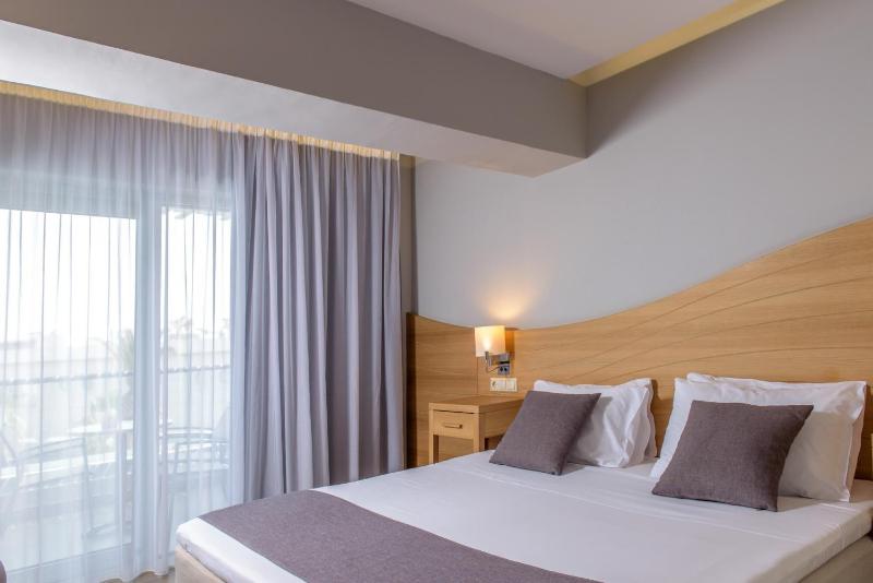 Double Room with Garden View image 3
