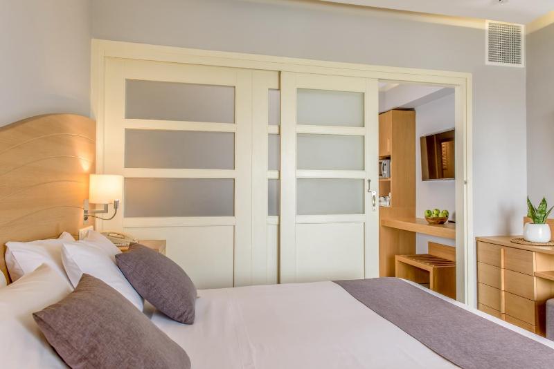 Family Room with Sea View - Sliding Door image 4