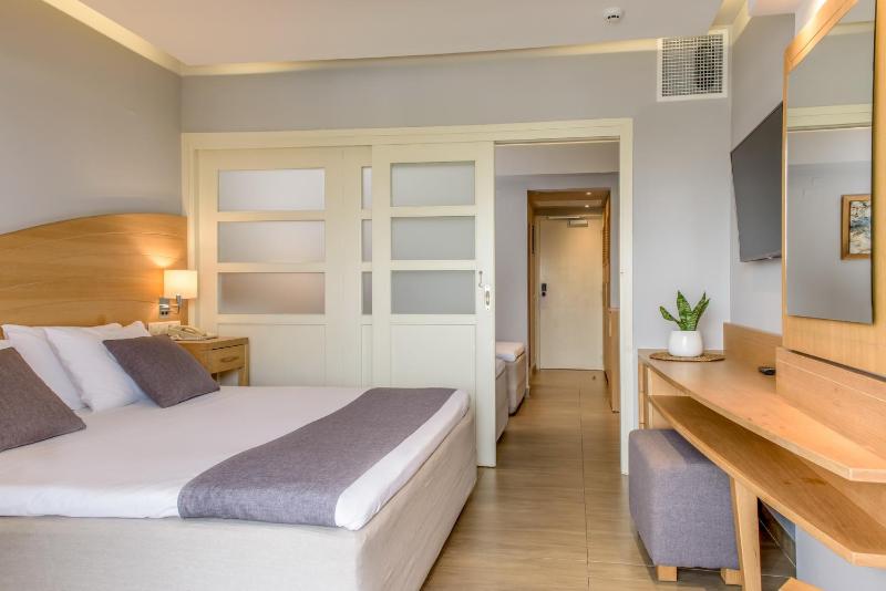 Family Room with Sea View - Sliding Door image 3