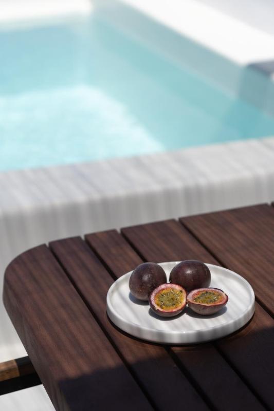 Deluxe Room with Plunge Pool and Caldera View image 2