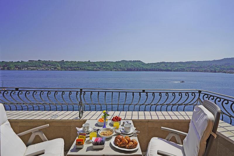 Luxury Double Room with Lake View image 3