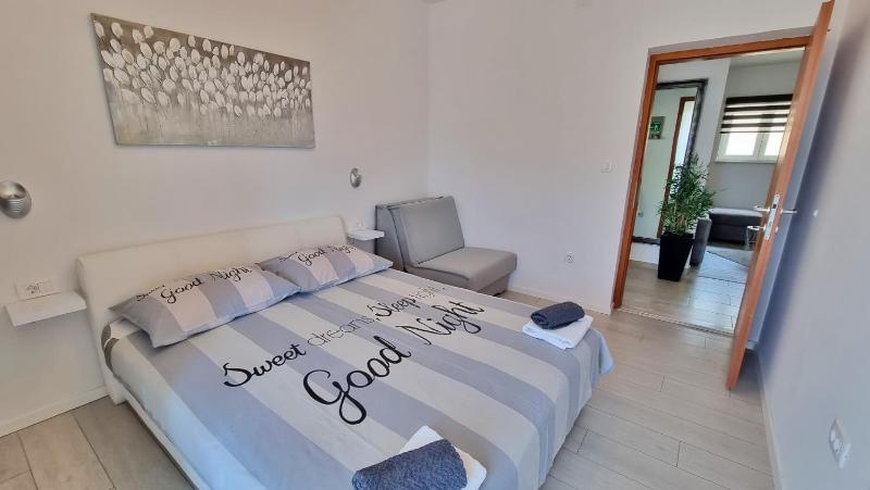 Apartment Milana - image 12