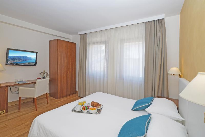 Double Room with City View image 3