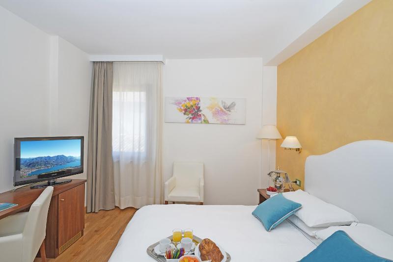 Double Room with City View image 1