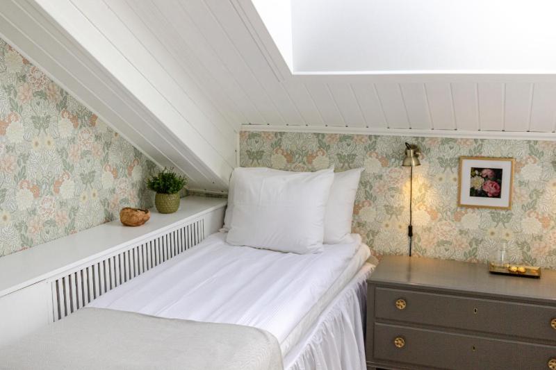 Small Twin Room with Shared Bathroom image 1