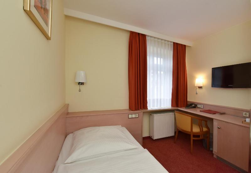 Classic Single Room image 4