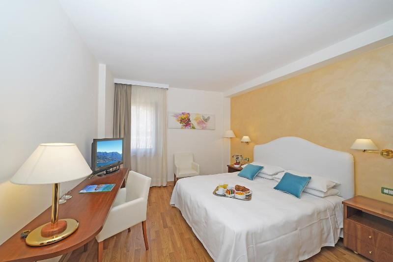 Double Room with City View image 4