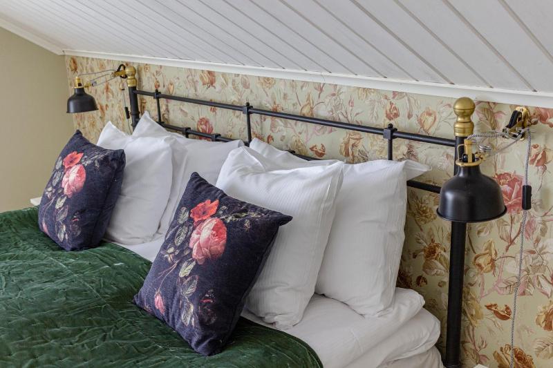 Standard Double Room with Shared Bathroom image 3
