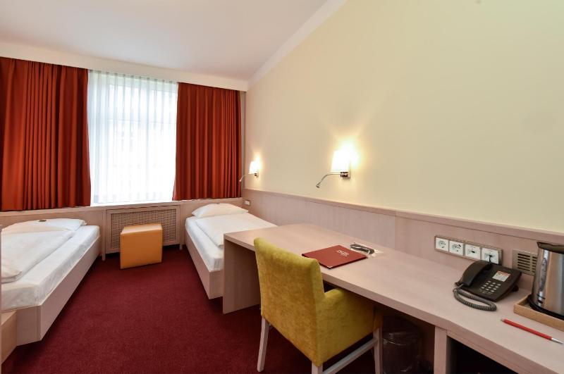 Twin Room image 1