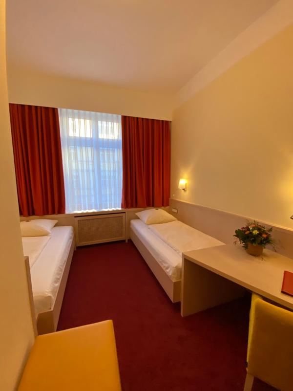 Twin Room image 4