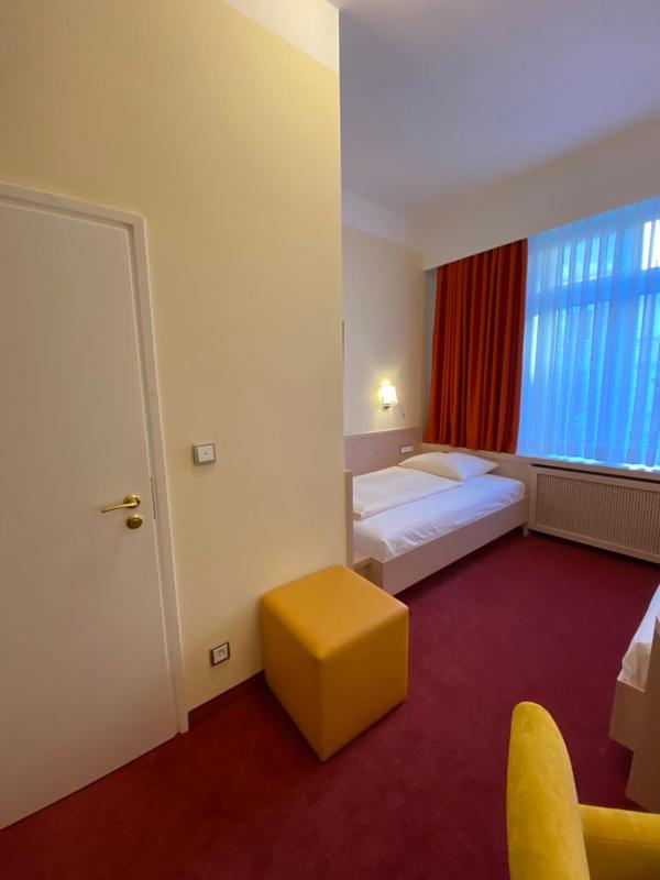 Twin Room image 3