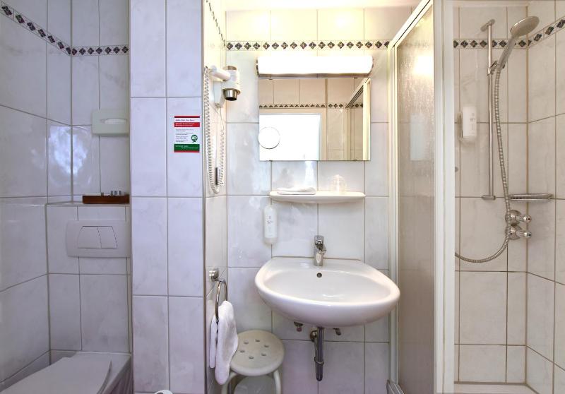Twin Room image 2