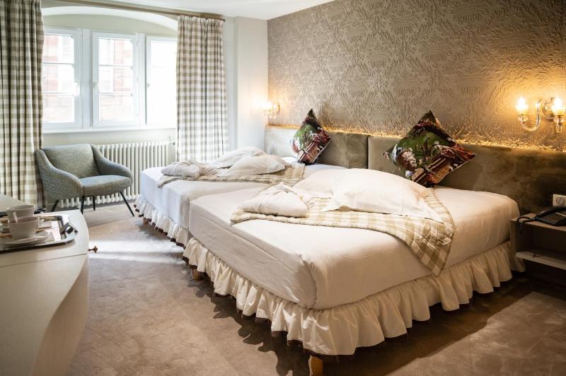 Superior Family Room with Cathedral View image 4