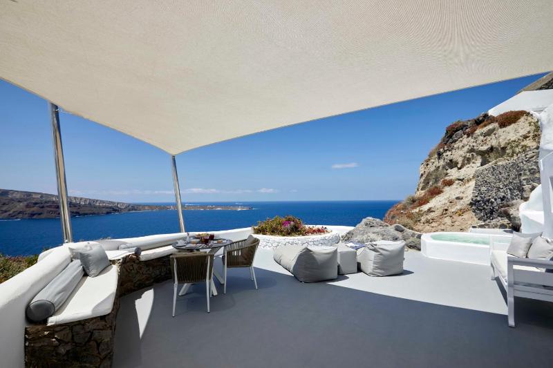 Cave House with Outdoor Hot Tub with Caldera View image 4