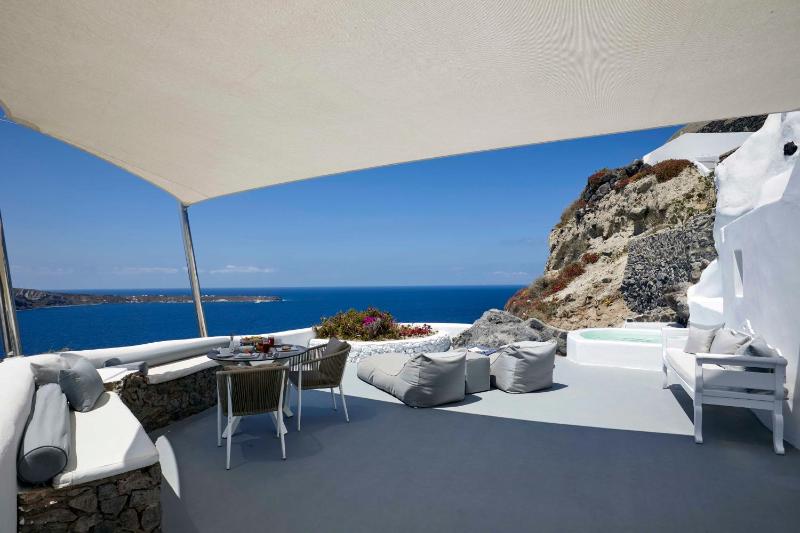 Cave House with Outdoor Hot Tub with Caldera View image 3