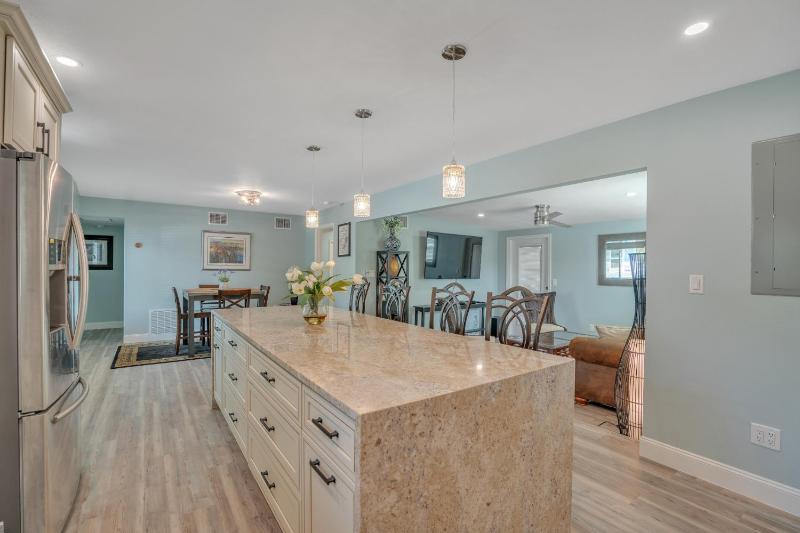 Private Cozy Sarasota Home home - image 9