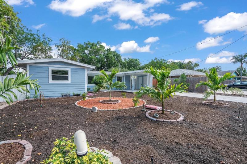 Private Cozy Sarasota Home home - image 4