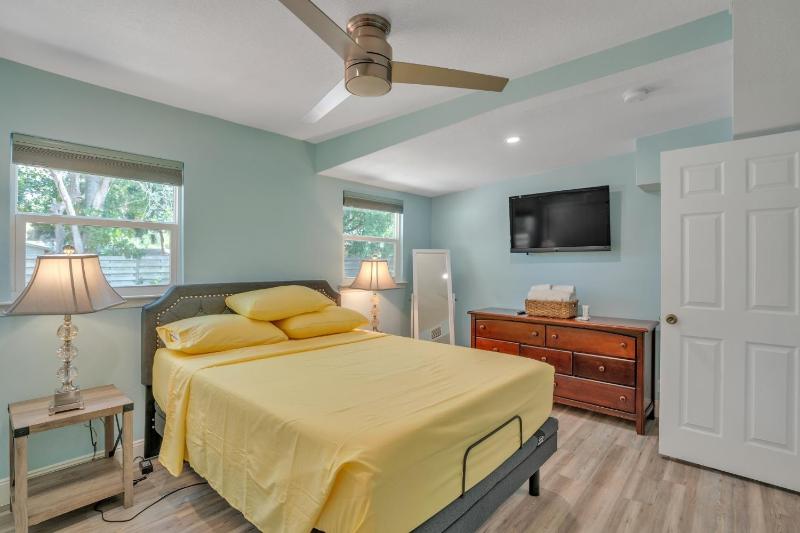 Private Cozy Sarasota Home home - image 16